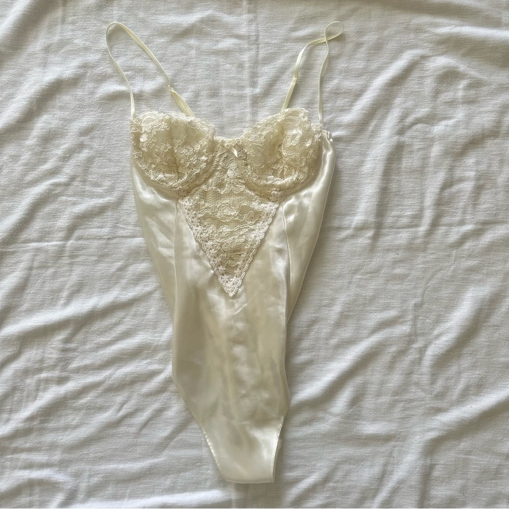 Vintage Ivory Elegant Lace Bodysuit